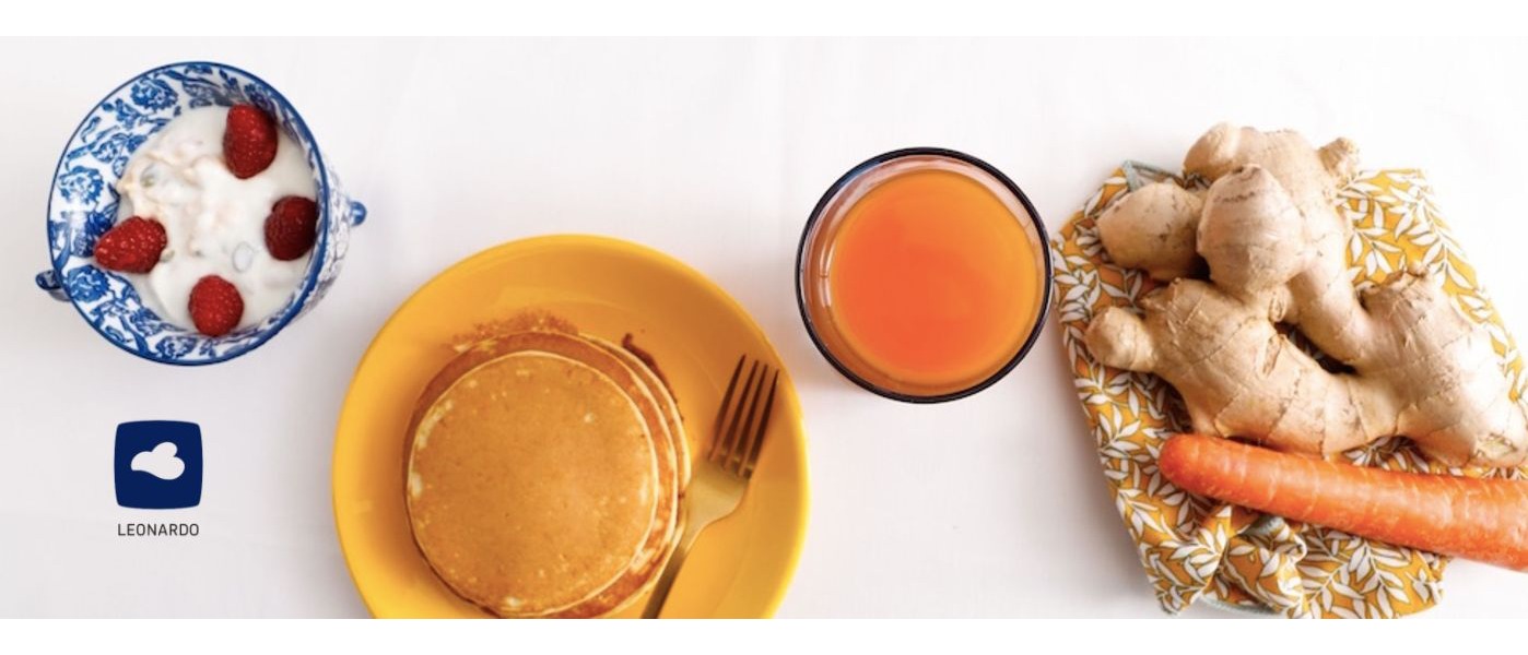 Yogurt, pancakes integrali e succo di carota e zenzero