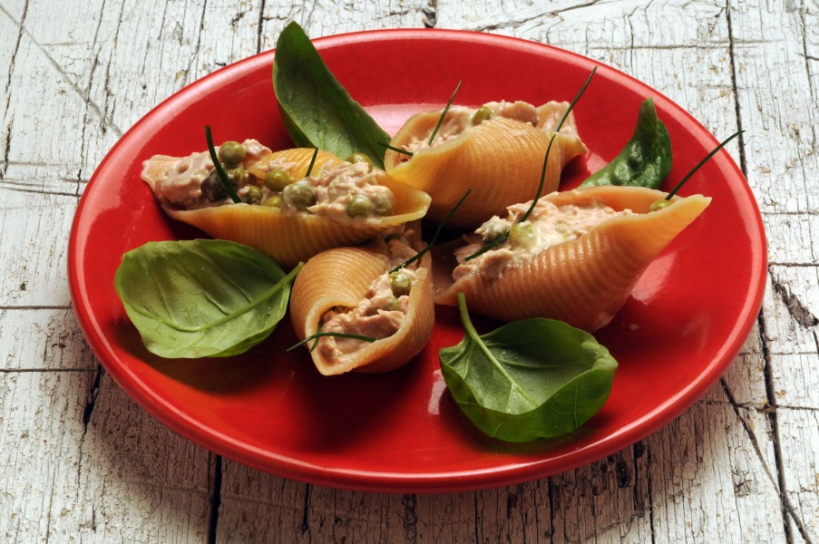 Conchiglioni ripieni di pesce con seppie e piselli