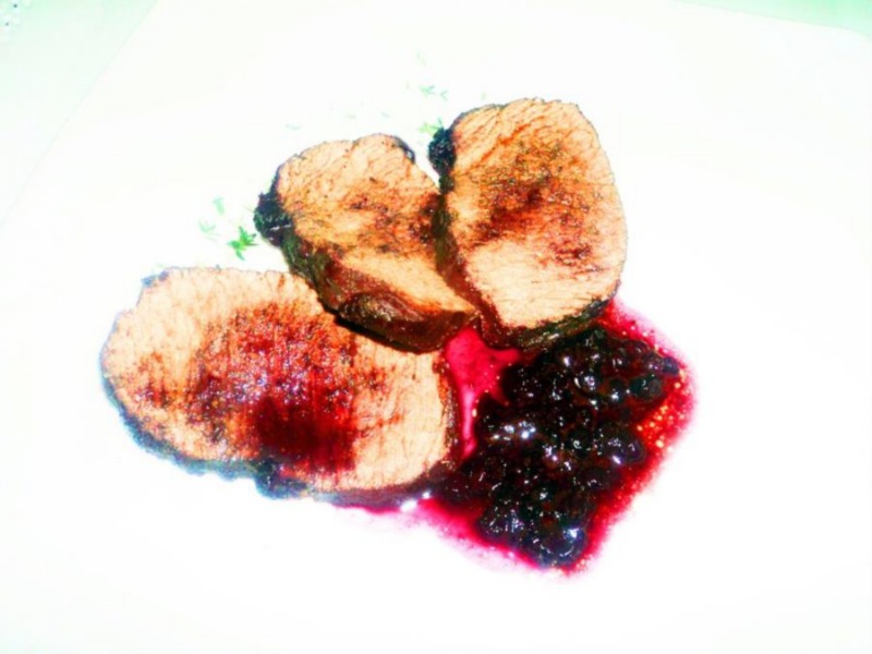 Controfiletto di cervo all'Amarone con mirtilli rossi