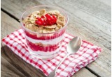 Coppa di yogurt con frutti rossi e mueslialt