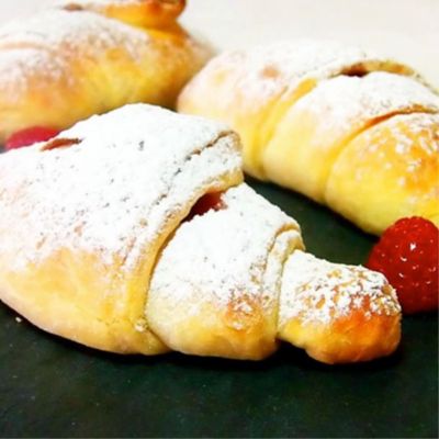 Cornetti di sfoglia con composta ai lamponialt