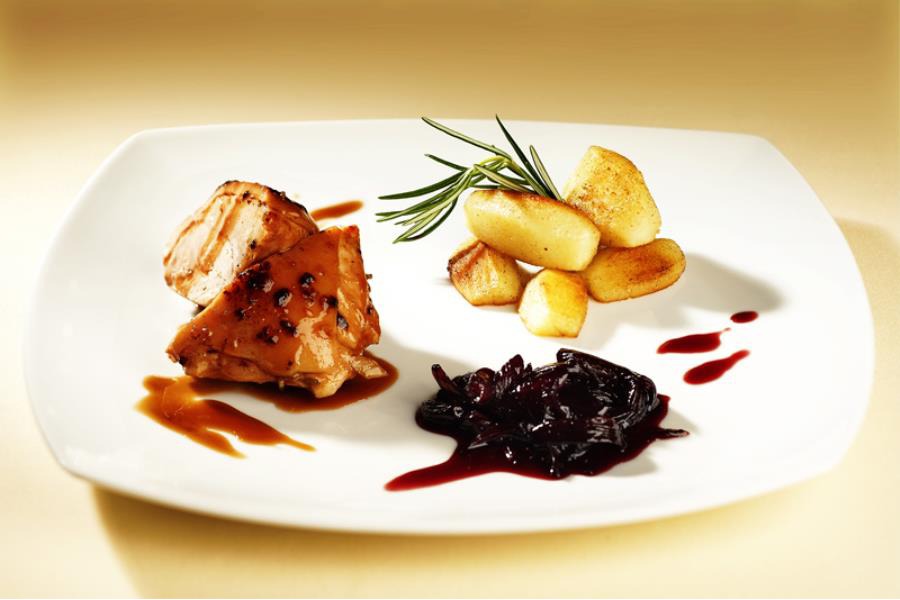 Cosciotto di maialino allo zenzero con cipolle caramellate al vino rosso