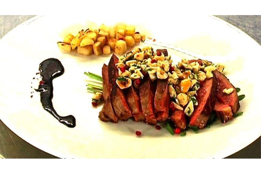 Costata di manzo con riduzione di Sangiovese, mele saltate e pesto di mandorle, nocciole e pinoli