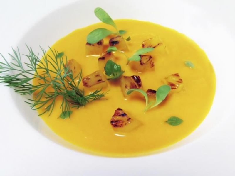 Crema di carote e zenzero con tartare di ananas grigliato