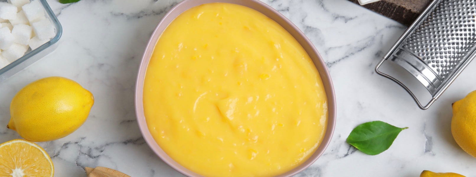 Una squisita crema pasticcera al limone su una tavola di marmo