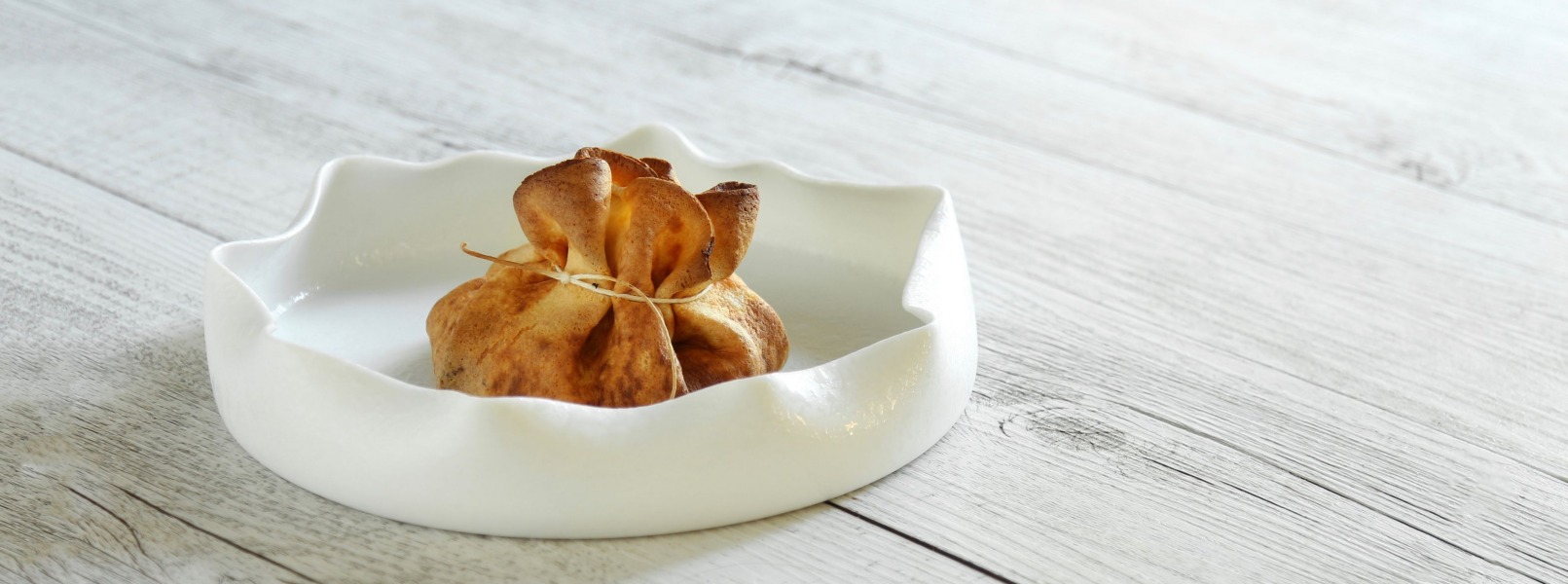 Fagottino al forno di crepes con ricotta, gamberi e basilico