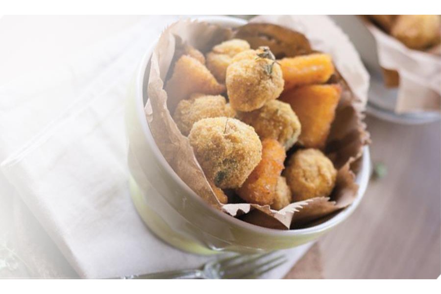 Crocchette di baccalà e olive taggiasche con chips di polenta