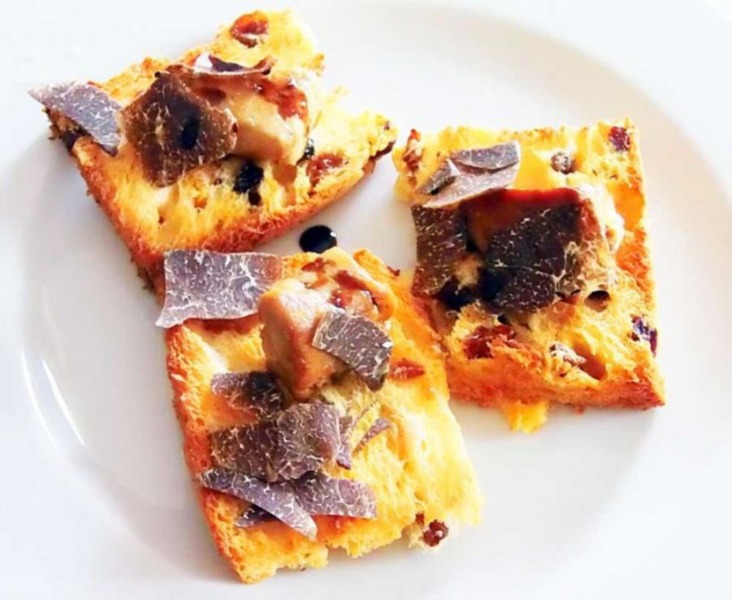 Crostini di pan tramvai con foie gras e tartufo