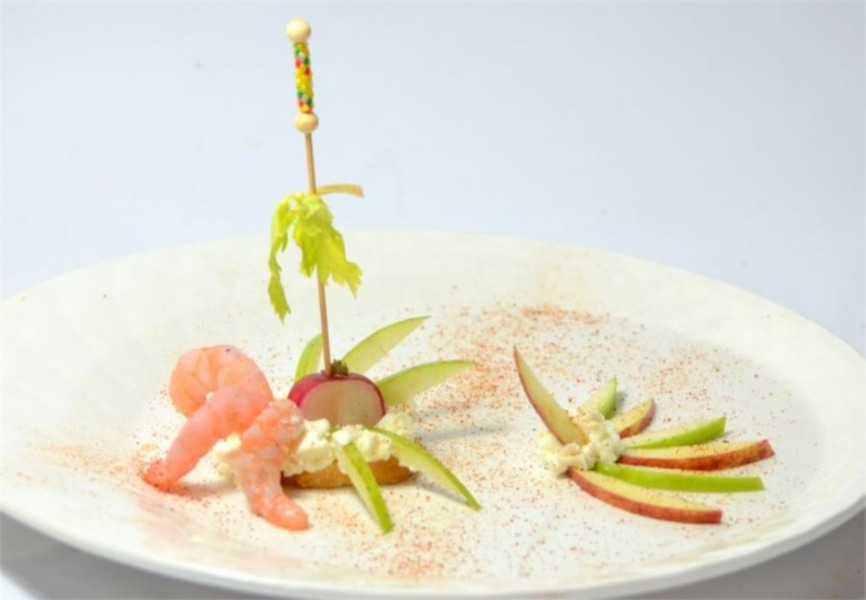 Crostino con mascarpone alla mela gamberetti e stecchini di  Granny Smith