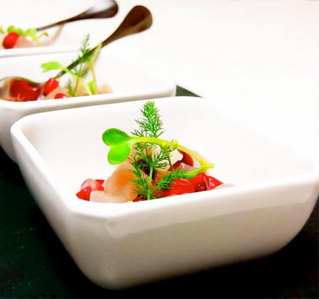 Cruditè di ricciola con pere nashi al lampone