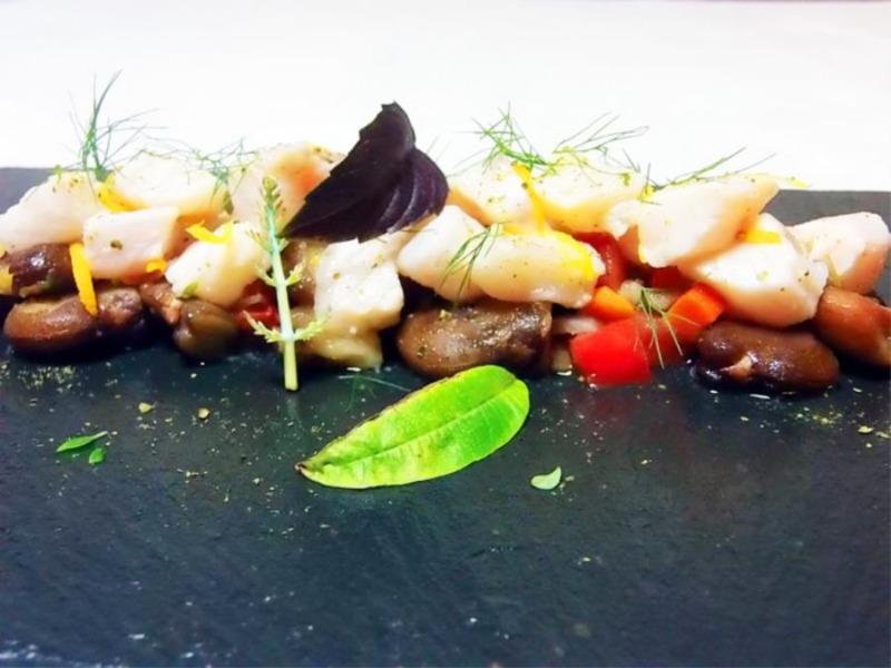 Crudo di scorfano con sakè su fave di Leonforte alla vaniglia Bourbon