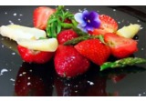 Crudo e cotto di asparagi con fragole e violette del pensieroalt