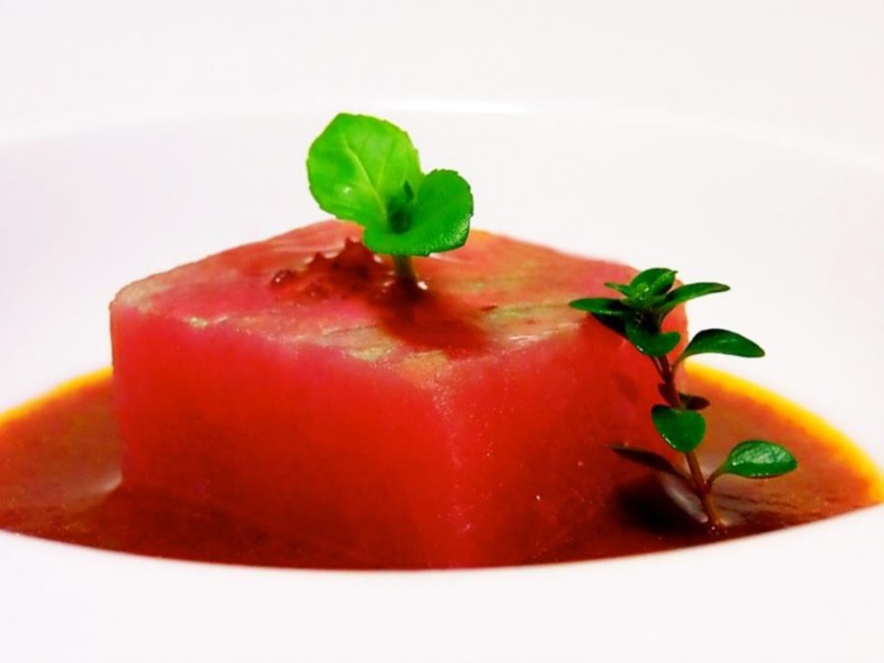 Cubo di tonno rosso su bisque di fassona