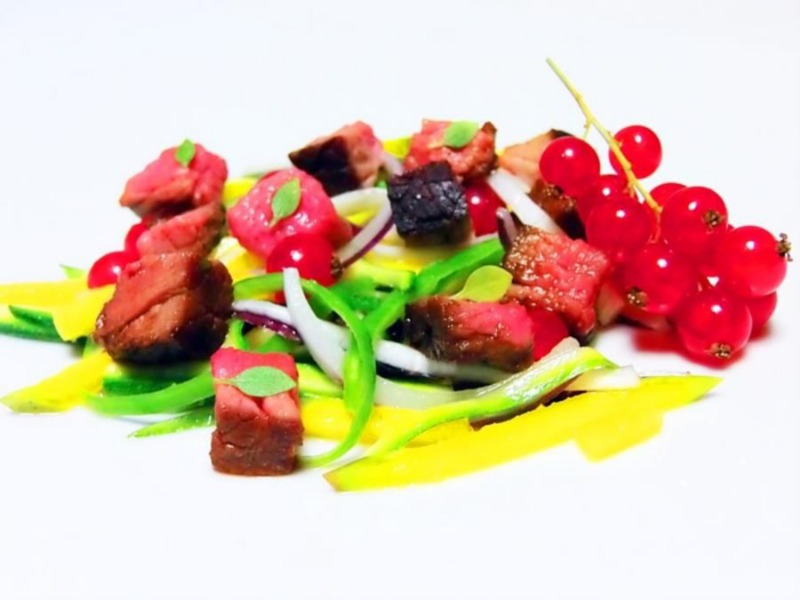 Dadolata di filetto su julienne di frutta e verdura