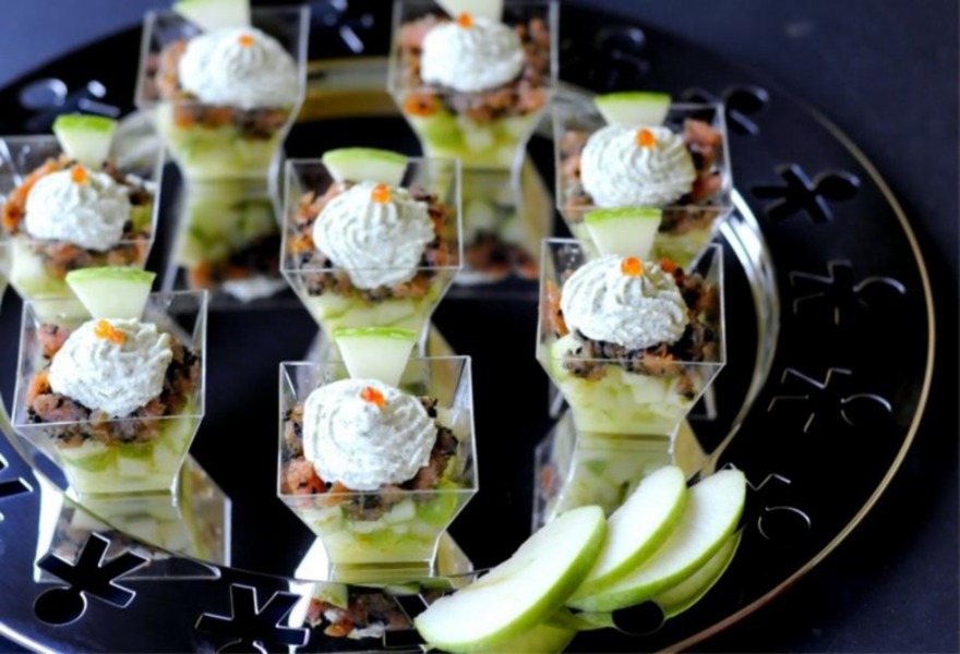 Dadolata di mela verde al lime con tartara di salmone al sesamo spuma di robiola e mela all'aneto 