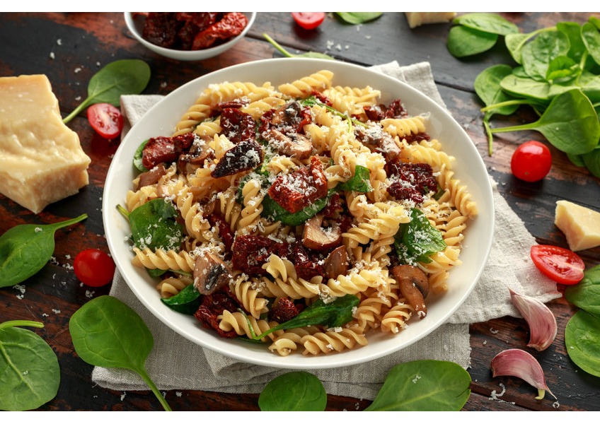 Eliche al farro con ceci, pomodori secchi su maionese finta alle olive