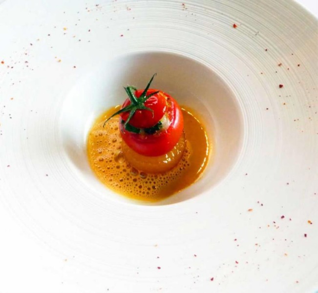 Entrèe di ciliegino di Pachino con crudo di scampo reale