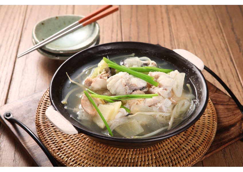 Fagottino di coda di rospo fasciata nel lardo di colonnata Igp con purea di patate e tartufo nero