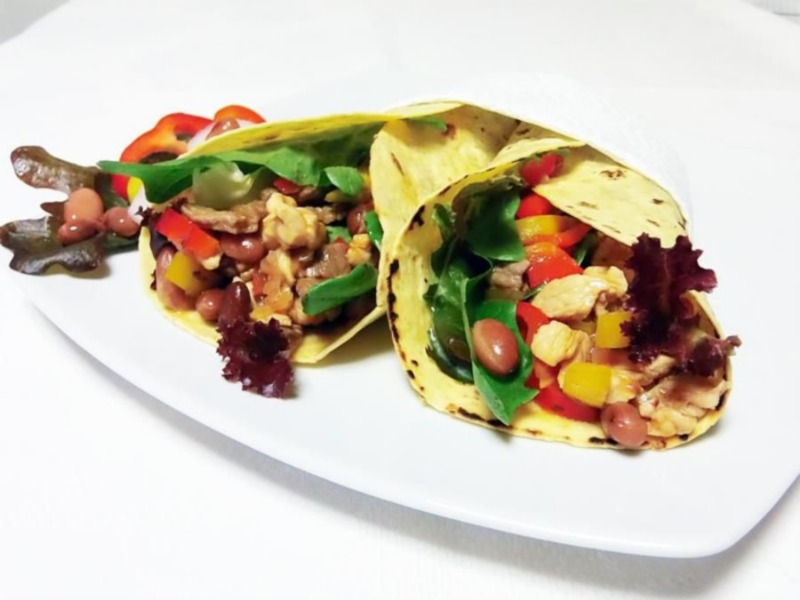 Fajitas di manzo e pollo con salsa guacamole