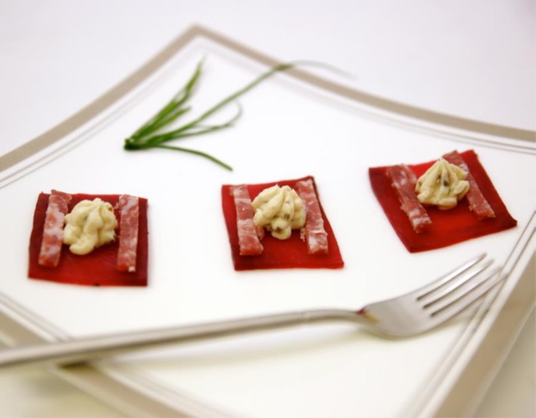 Fantasie di salame di Cremona Igp con crema di burro e acciughe e rapa rossa