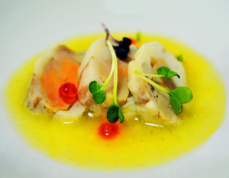 Fegato di coda di rospo con lardo su crema di mela verde