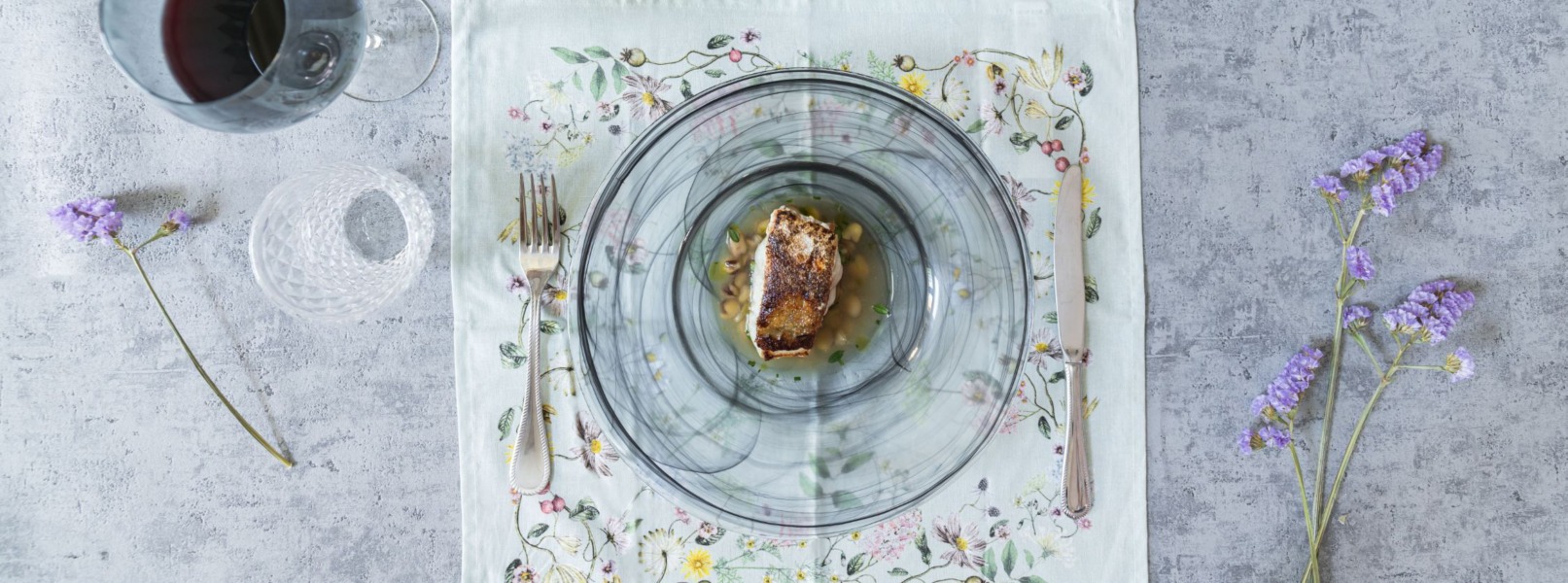Filetto di gallinella con cicerchie e brodo di funghi secchi