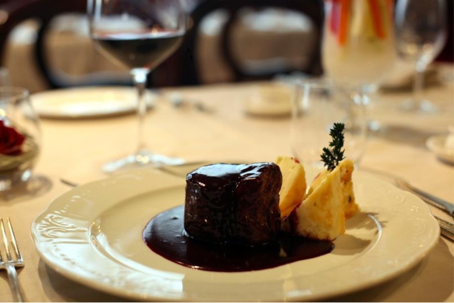Filetto al Barolo e porcini con millefoglie di patate
