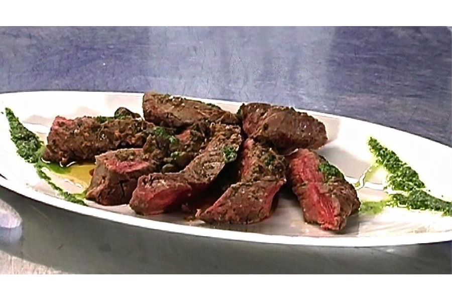 Filetto di fassone con capperi di Pantelleria, pesto di prezzemolo e noci