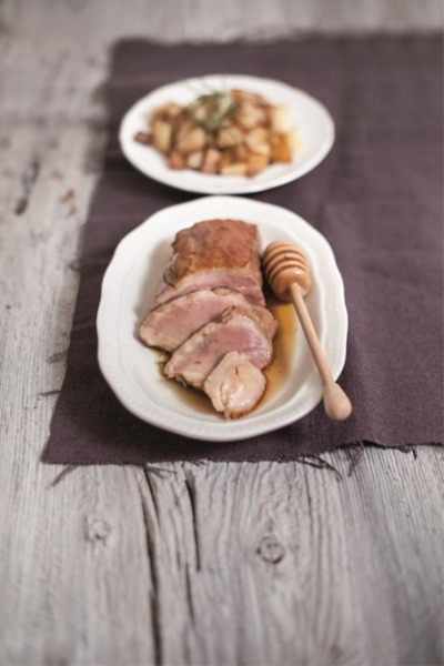 Filetto di maiale laccato al miele con patate al rosmarino