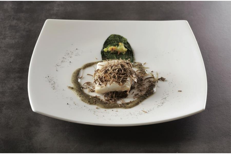 Filetto di platessa al forno in crosta di nocciole, champignon al vapore e scaglie di tartufo