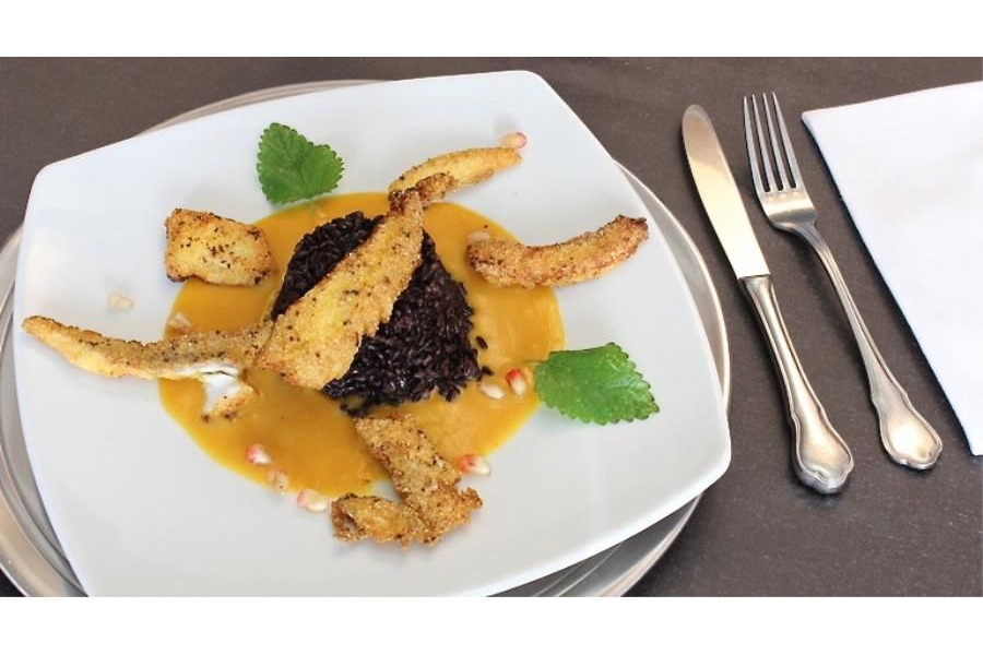 Filetto di platessa croccante con riso venere e crema di zucca