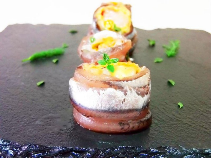 Finto sushi di alici al mapo con fiore di zucca e carabineros