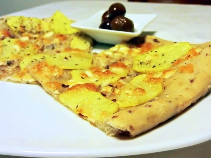 Focaccia alle olive con patate e provola affumicata