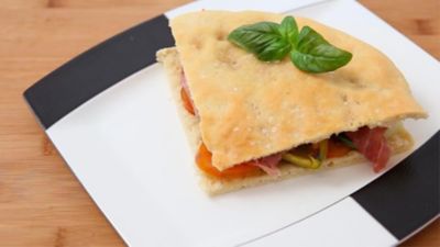 Focaccia con prosciutto San Daniele Dop e verdurealt