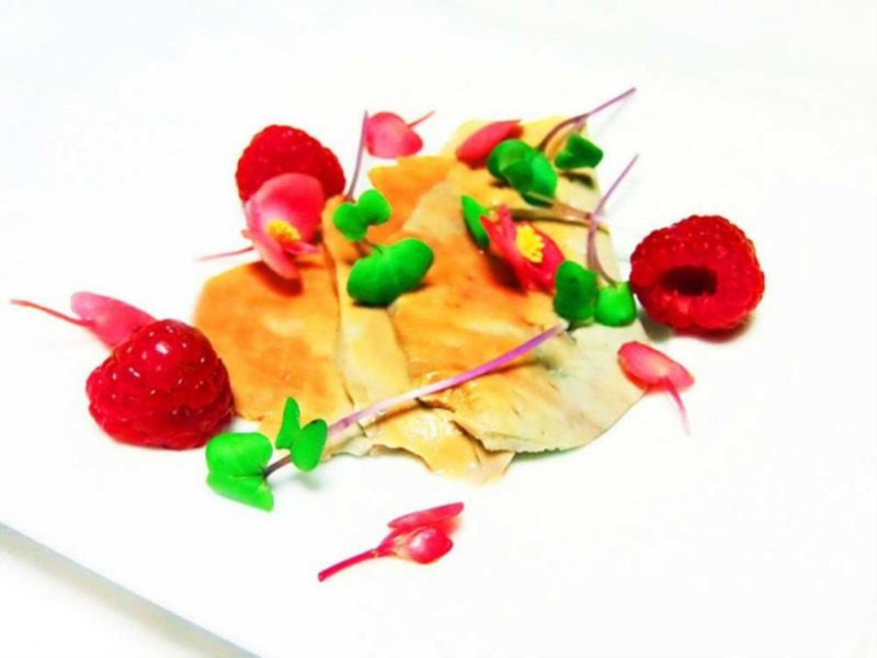 Foie gras di rana pescatrice con fiori di begonia e lamponi