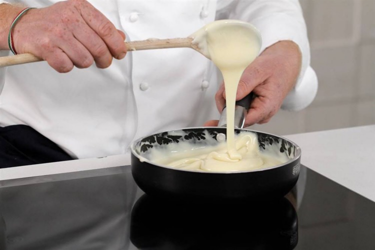 Fonduta di formaggio Asiago e polenta: ricetta facile e sfiziosa