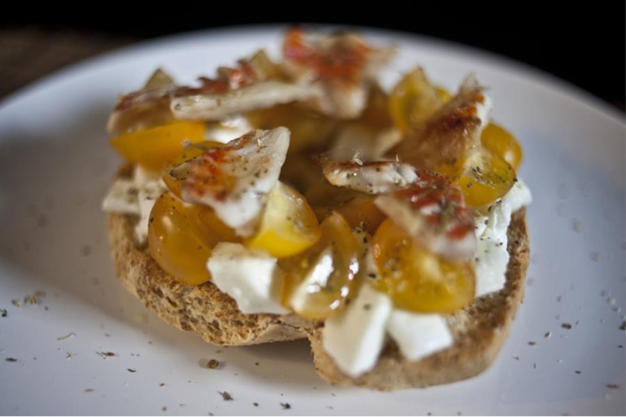 Frisa con bufala, pomodorini gialli e filetti di triglietta al fumo di rosmarino