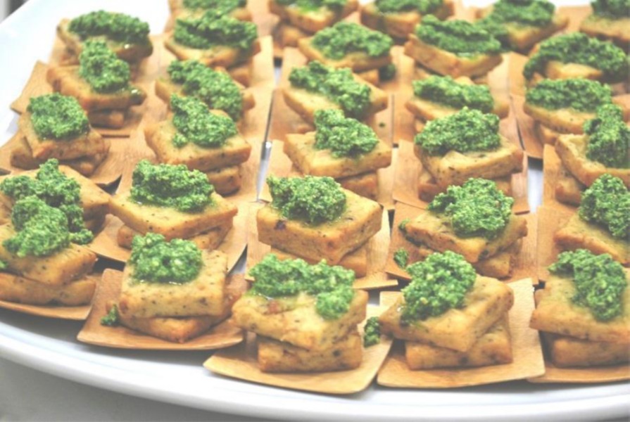 Frittelline di farina di ceci con pesto di sedano verde  