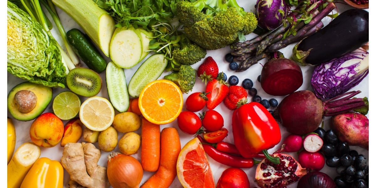 Una colazione per un menù detox con limone, carota, succo d'arancia e radice di zenzero