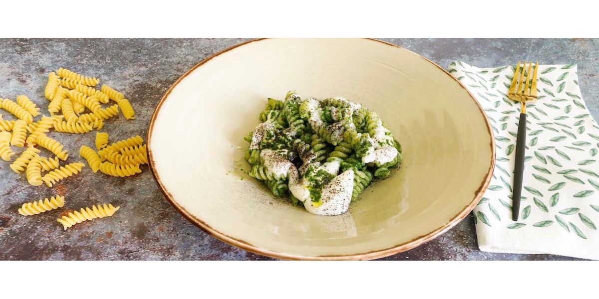 Fusilli con squacquerone, rucola e cipolla bruciata