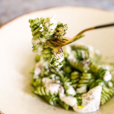 Fusilli con squacquerone, rucola e cipolla bruciataalt