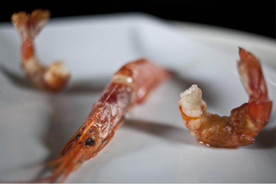 Gamberi al forno e guanciale croccante