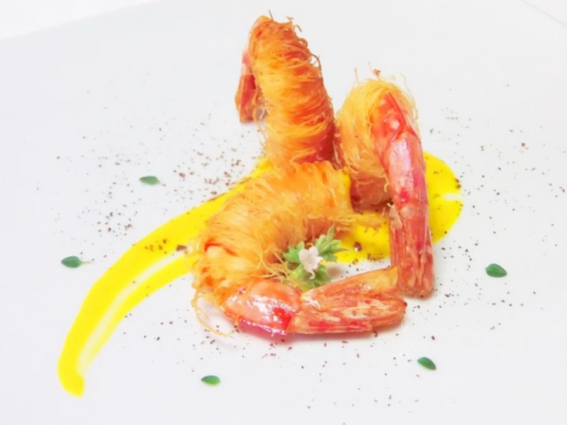Gamberoni in gabbia di kataifi su crema di zucca gialla