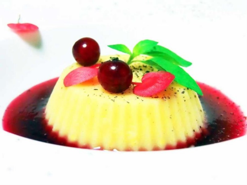 Gelè di crema inglese con coulis di mirtilli rossi