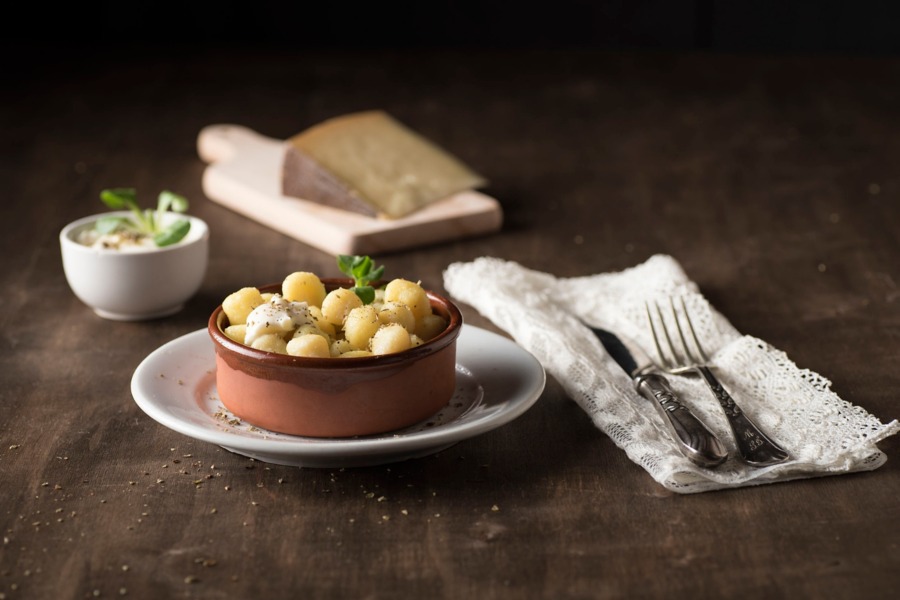 Gnocchi di farina gialla mais marano, speck e stravecchio gratinati 
