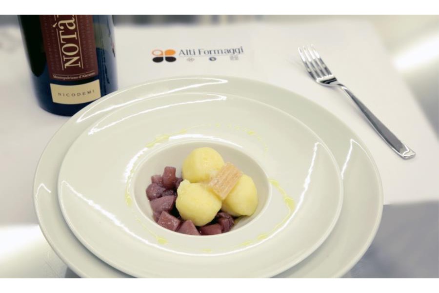 Gnocchi di patate e Taleggio Dop con pere al Montepulciano