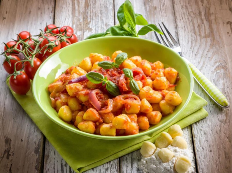 Come preparare gli gnocchi pomodoro e basilico