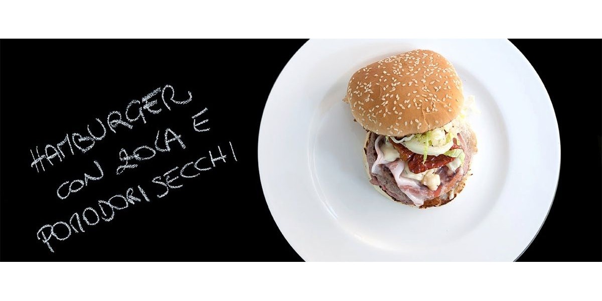 Hamburger con zola, pancetta e pomodori secchi