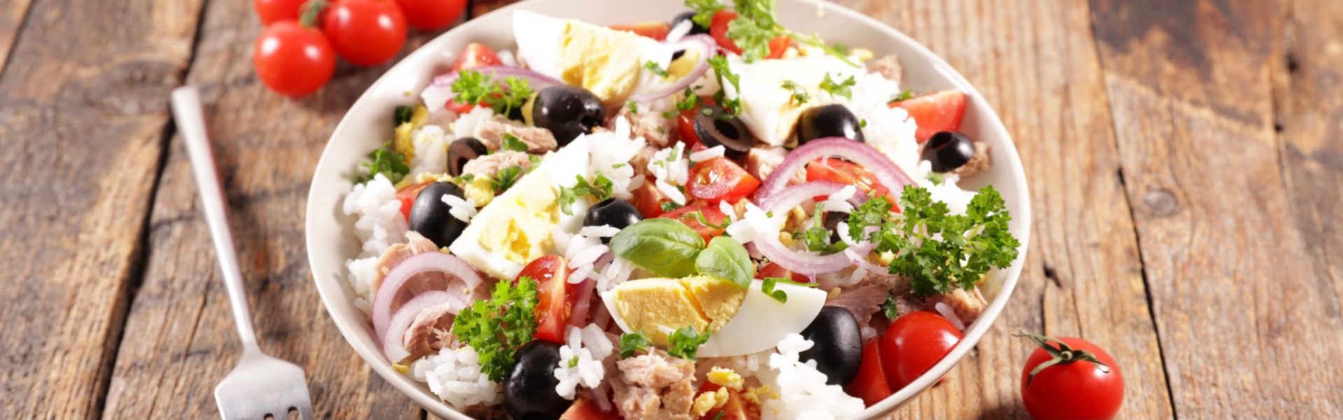 Come preparare un'insalata di riso con tonno, pomodorini e olive in pochi minuti