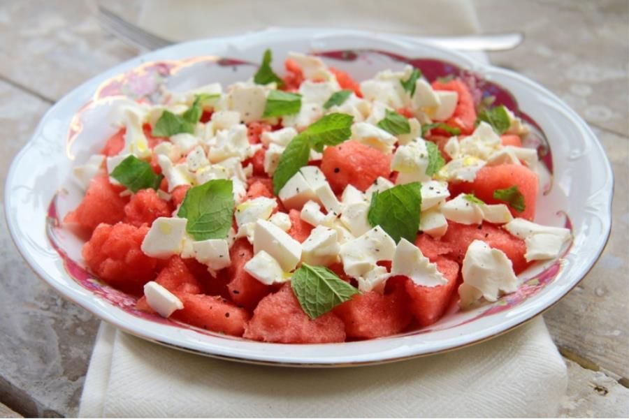 Insalata di anguria e mozzarella